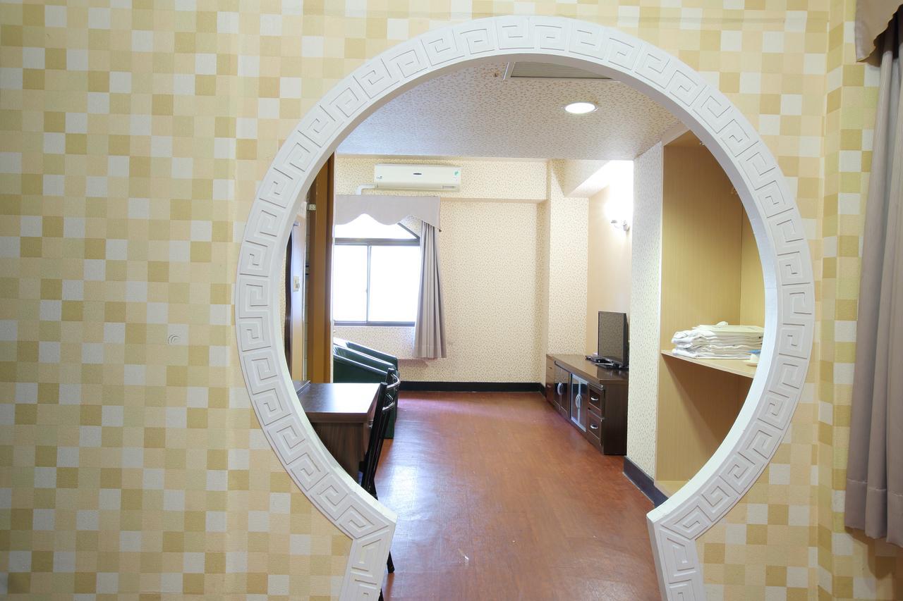 Chiayi Crown Hotel Buitenkant foto